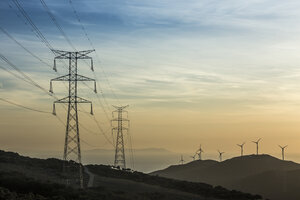 Spanien, Andalusien, Tarifa, Windpark und Strommasten im Abendlicht - KBF000243