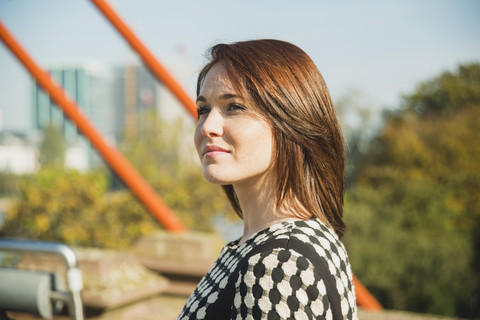 Lächelnde brünette junge Frau im Freien, lizenzfreies Stockfoto