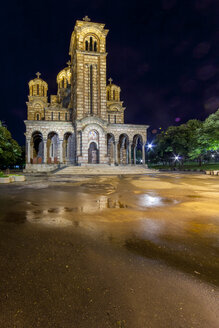 Serbien, Novi Beograd, Blick auf die beleuchtete St. Markus Kirche bei Nacht - AMF003133