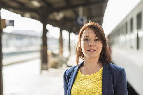 Junge Frau am Bahnhof - UUF002498