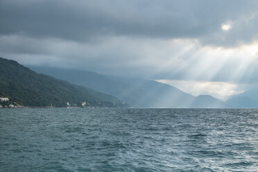 Mexiko, in der Nähe von Puerto Vallarta, Sonnenstrahlen brechen durch einen bewölkten Himmel - ABAF001567