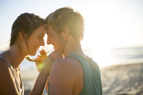Junges Paar, das einen Moment am Strand verbringt - ZEF002356