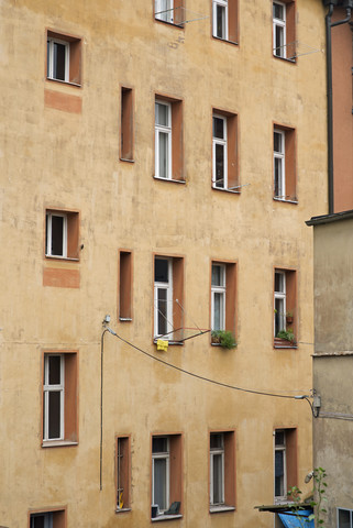 Deutschland, Rückseite eines alten Mehrfamilienhauses, lizenzfreies Stockfoto