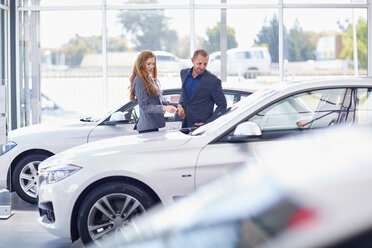 Couple at car dealer - ZEF002017