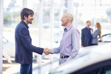 Car dealer and client shaking hands - ZEF002020