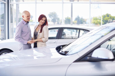 Smiling couple at car dealer - ZEF002022