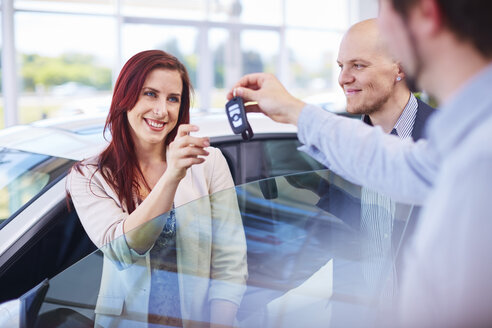 Autohändler übergibt Schlüssel an Kunden - ZEF002025