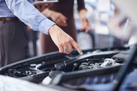 Autohändler erklärt Automotor, lizenzfreies Stockfoto