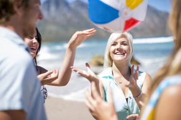 Freunde spielen mit einem Strandball - ZEF002388