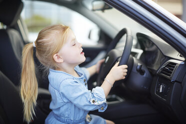 Mädchen im Autohaus im Inneren des Autos lenken - ZEF002063