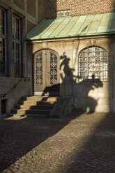 Deutschland, Bremen, Schatten eines Herolds an der Fassade des Rathauses - SJF000124