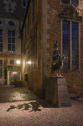 Deutschland, Bremen, Blick auf die Skulptur der Bremer Stadtmusikanten bei Nacht - SJF000126