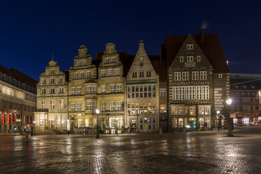 Deutschland, Bremen, Blick auf historische Häuserzeile am Marktplatz bei Nacht - SJF000128