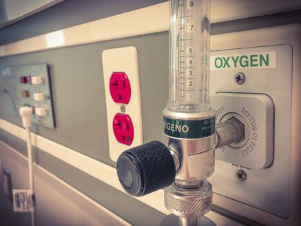 Emergency oxygen pump connector in hospital room - ABAF001569