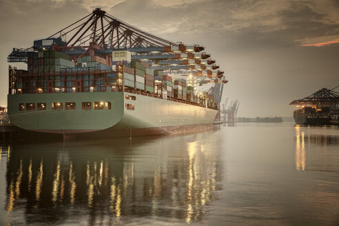 Deutschland, Hamburg, Containerterminal, Containerschiff in den Abendstunden - ROMF000025