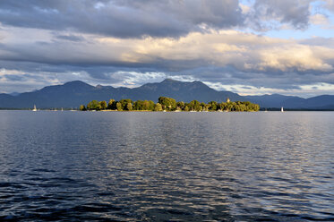 Deutschland, Bayern, Chiemsee, Insel Frauenchiemsee - FLKF000537