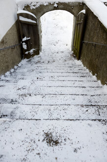 Deutschland, Bayern, Chiemsee, Insel Frauenchiemsee, schneebedeckte Treppen - FLKF000539