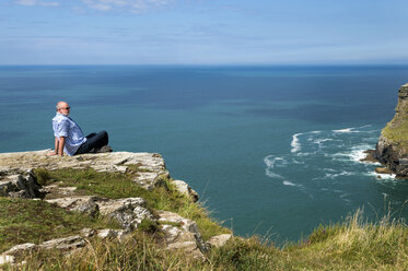 Vereinigtes Königreich, England, Cornwall, Tintagel, Touristen sitzen an der Steilküste - FRF000089