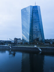 Deutschland, Hessen, Frankfurt, Blick auf die Europäische Zentralbank in der Dämmerung - AMF003135
