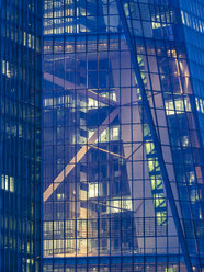 Deutschland, Hessen, Frankfurt, Teil der Glasfassade der Europäischen Zentralbank in der Dämmerung - AMF003136