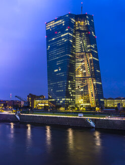 Deutschland, Hessen, Frankfurt, Blick auf die beleuchtete Europäische Zentralbank in der Abenddämmerung - AM003137