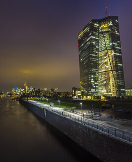 Deutschland, Hessen, Frankfurt, Blick auf die beleuchtete Europäische Zentralbank bei Sonnenuntergang - AMF003138