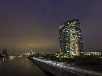 Deutschland, Hessen, Frankfurt, Blick auf die beleuchtete Europäische Zentralbank bei Sonnenuntergang - AMF003139
