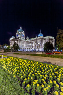 Serbien, Belgrad, Savski Venac, Parlamentsgebäude bei Nacht - AMF003153