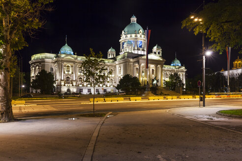 Serbien, Belgrad, Savski Venac, Parlamentsgebäude bei Nacht - AMF003154