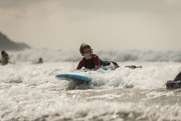 Junge auf dem Surfbrett - PAF001041