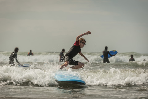 Junge auf dem Surfbrett, lizenzfreies Stockfoto