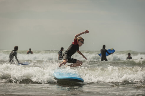 Junge auf dem Surfbrett - PAF001044