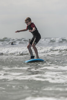 Junge lernt Surfbrett fahren - PAF001045
