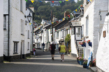 Vereinigtes Königreich, England, Cornwall, Fischerdorf Polperro, Weiße Häuser in einer Gasse - FRF000095