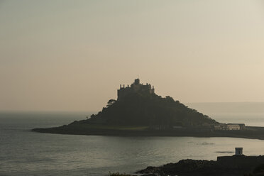 UK, England, Cornwall, tidal island St Michael's Mount at dusk - PA001049