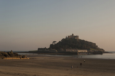 UK, England, Cornwall, tidal island St Michael's Mount at dusk - PAF001050