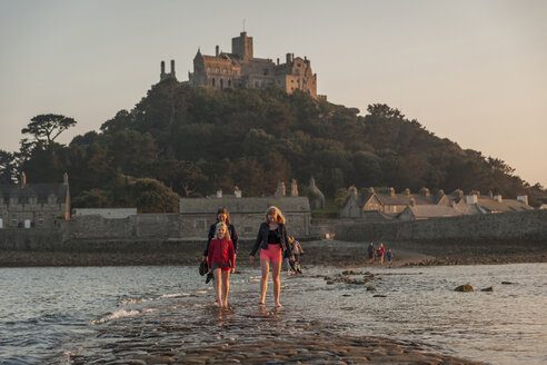 UK, England, Cornwall, family on causeway at tidal island St Michael's Mount - PAF001070