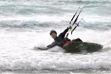 Frankreich, Mann beim Kitesurfen - LAF001171