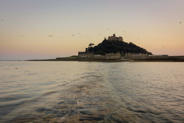 UK, England, Cornwall, Gezeiteninsel St. Michael's Mount in der Abenddämmerung - PAF001063