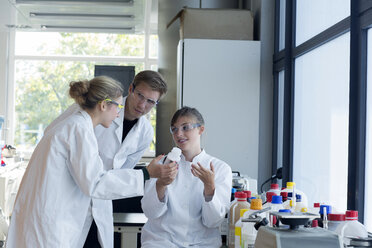 Drei Chemiker arbeiten in einem Chemielabor - SGF000964