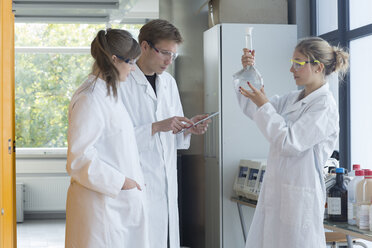 Drei Chemiker arbeiten in einem Chemielabor - SGF000967