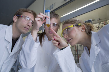 Drei Chemiker arbeiten in einem Chemielabor - SGF000970