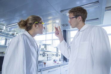 Junge Chemiker bei der Arbeit in einem chemischen Labor - SGF000958
