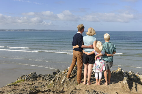 Frankreich, Bretagne, Finistere, Familie mit zwei Kindern schaut gemeinsam auf den Atlantik - LAF001177