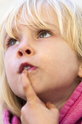 Porträt eines kleinen Mädchens mit Finger auf dem Mund - JFEF000515