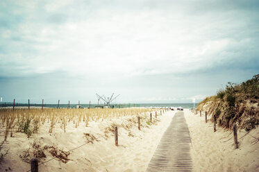 Deutschland, Warnemünde, Weg zum Strand - PUF000195