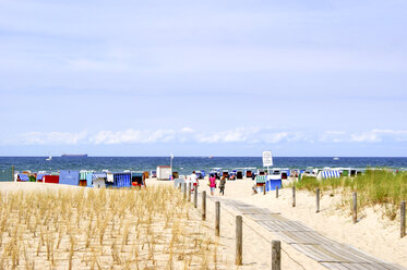 Deutschland, Warnemünde, Weg zum Strand - PUF000197