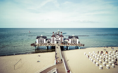 Deutschland, Mecklenburg-Vorpommern, Sellin, Strand mit Seebrücke - PUF000198