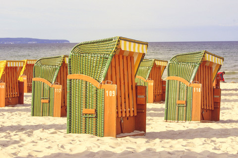Deutschland, Mecklenburg-Vorpommern, Binz, Strand mit Strandkörben, lizenzfreies Stockfoto