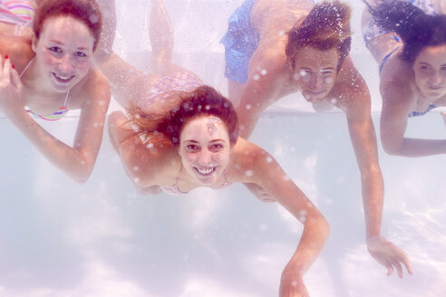 Südafrika, Kapstadt, Freunde schwimmen im Pool unter Wasser - ZEF001940